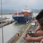 幅ギリギリの大型船が通過する様は圧巻！：パナマ運河