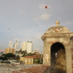 凧と高層ビルと城壁が絶妙にマッチする街：カルタヘナ